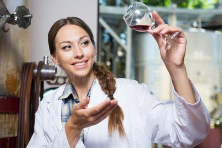 阿拉伯語醫(yī)生收到了工資日的概念。 穆斯林醫(yī)生在辦公室里數(shù)美元。 阿拉伯醫(yī)生持有金錢醫(yī)療咨詢。 醫(yī)院概念。 健康的概念。 醫(yī)療保健相似素材圖片第13頁-攝圖新視界