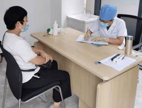 職工身邊的健康服務(wù)點(diǎn)來了，松江園區(qū)打造便捷健康咨詢服務(wù)