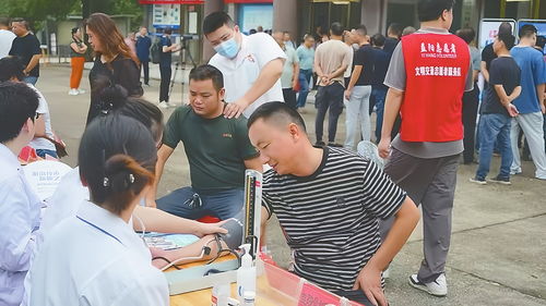 益陽近百名貨車司機(jī)集中加入工會，享受健康咨詢服務(wù)